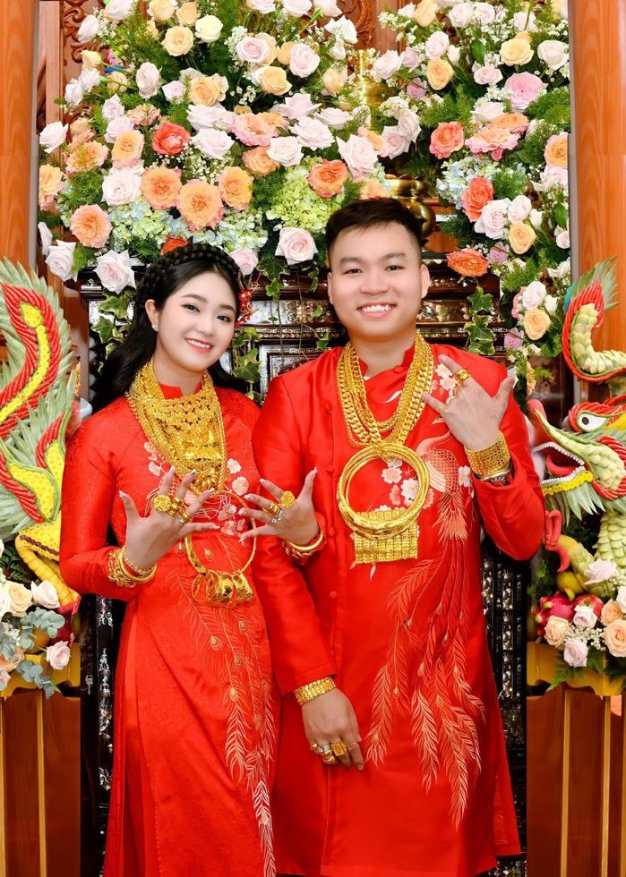 Những đám cưới sặc mùi vàng xứ Tây Đô: Cô dâu được tặng 300 cây vàng