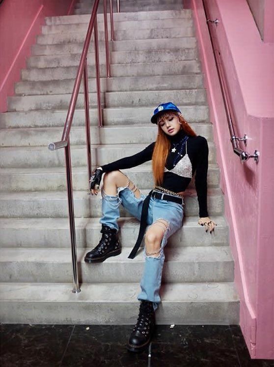 Những kiểu mặc quần không giống ai của bộ đôi rapper BLACKPINK