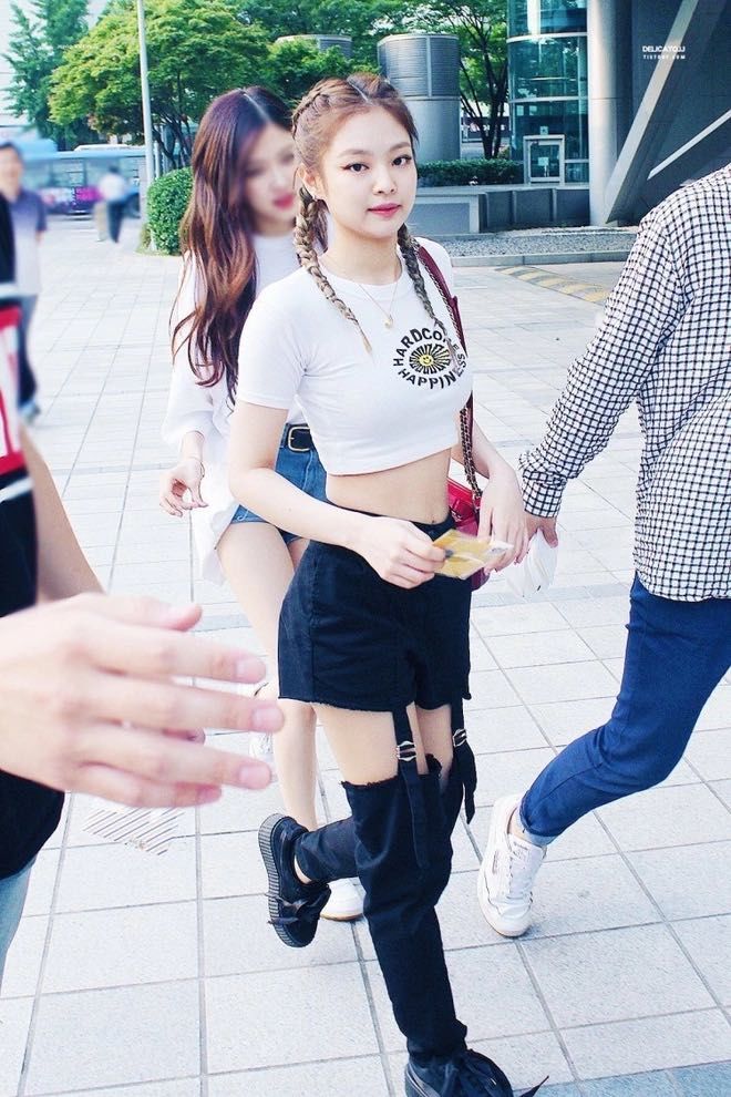 Những kiểu mặc quần không giống ai của bộ đôi rapper BLACKPINK