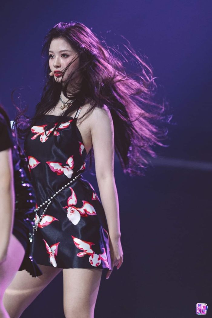 Những mái tóc nhảy múa trên Inkigayo: Rosé là con của thần gió