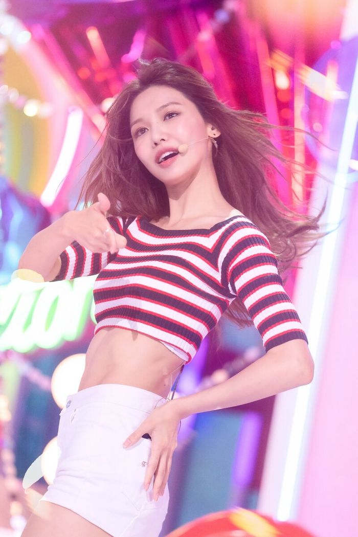 Những mái tóc nhảy múa trên Inkigayo: Rosé là con của thần gió