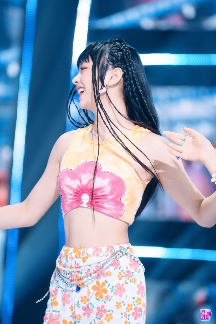 Những mái tóc nhảy múa trên Inkigayo: Rosé là con của thần gió