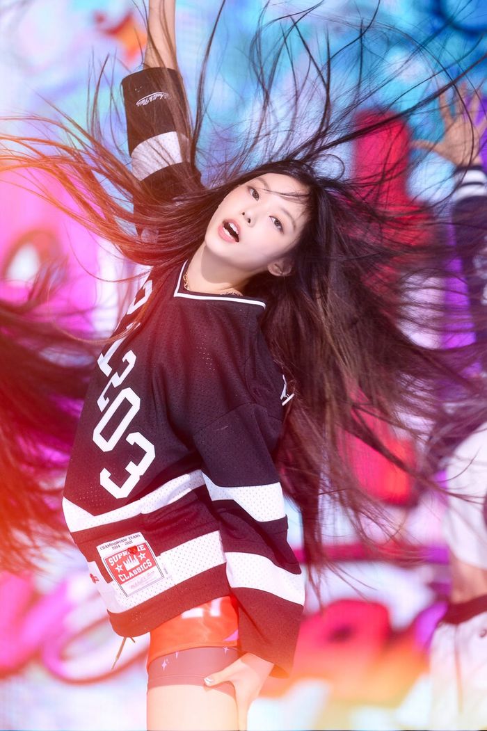 Những mái tóc nhảy múa trên Inkigayo: Rosé là con của thần gió