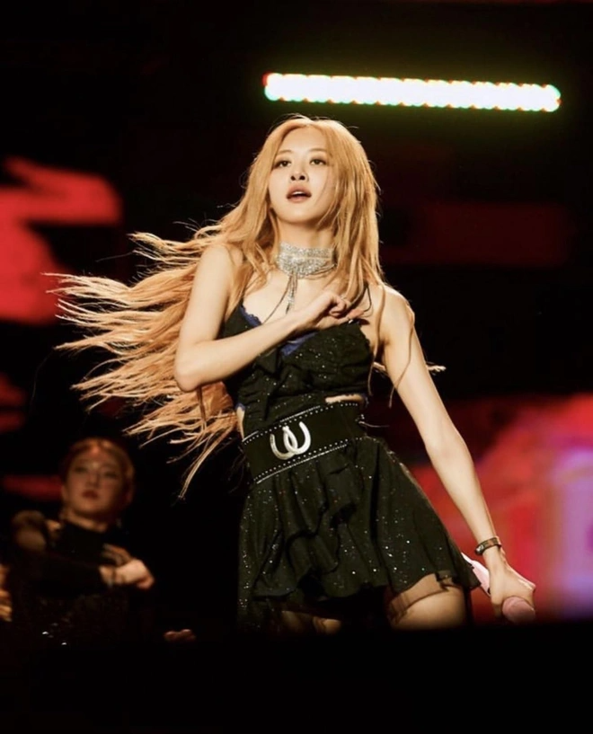 Những mái tóc nhảy múa trên Inkigayo: Rosé là con của thần gió