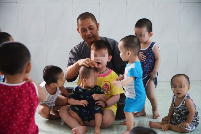 Những người cha “không máu mủ”: Cha già 70 tuổi nuôi gần 300 đứa trẻ