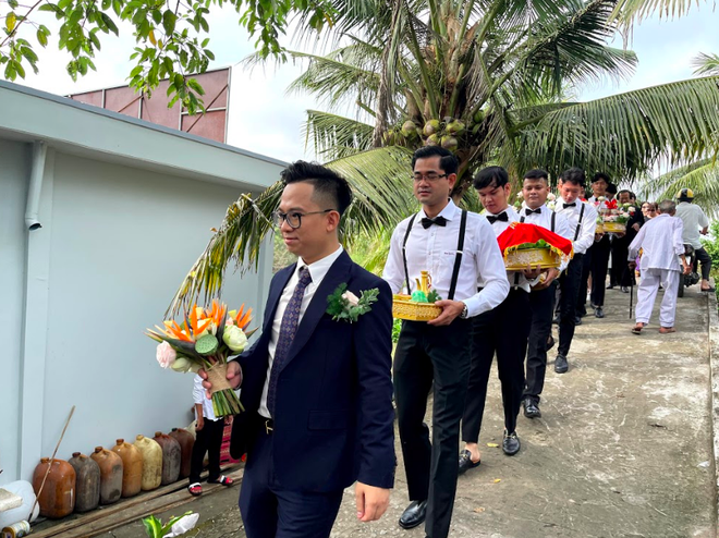 Phương tiện rước dâu độc lạ trong đám cưới sao Việt: Có cả xích lô