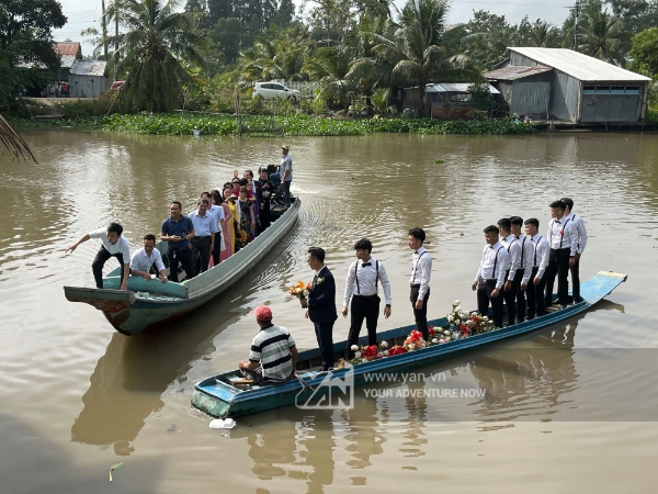 Phương tiện rước dâu độc lạ trong đám cưới sao Việt: Có cả xích lô