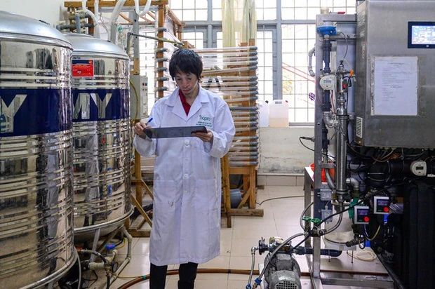 Những vầng trăng khuyết học giỏi: ngồi xe lăn vẫn lấy bằng tiến sĩ