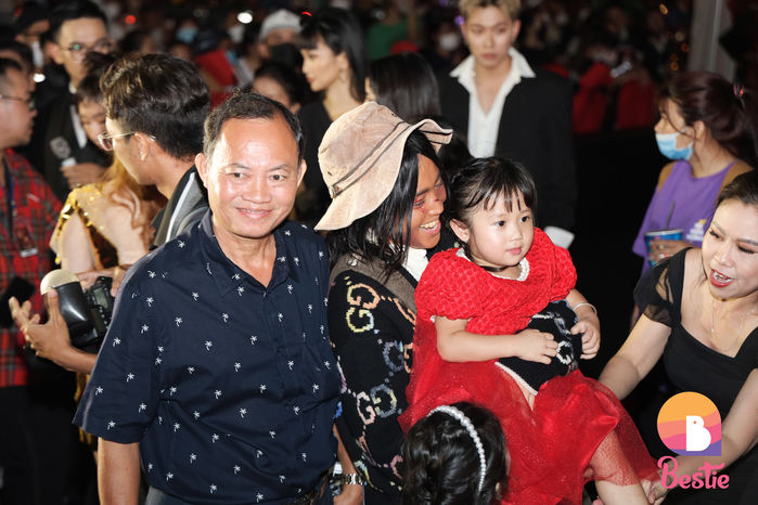 Ninh Dương Lan Ngọc diện cả cây đồ hiệu xấu không tưởng tượng được