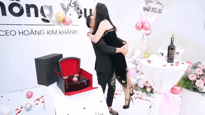 Chồng tặng vợ đại gia chiếc bánh kem cả làng ăn không hết