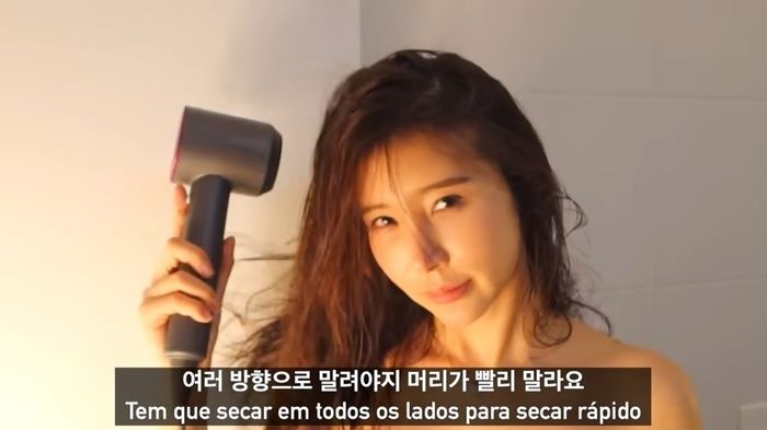Nữ YouTuber Hàn Quốc mách tip ngăn rụng tóc chỉ qua bước gội đầu