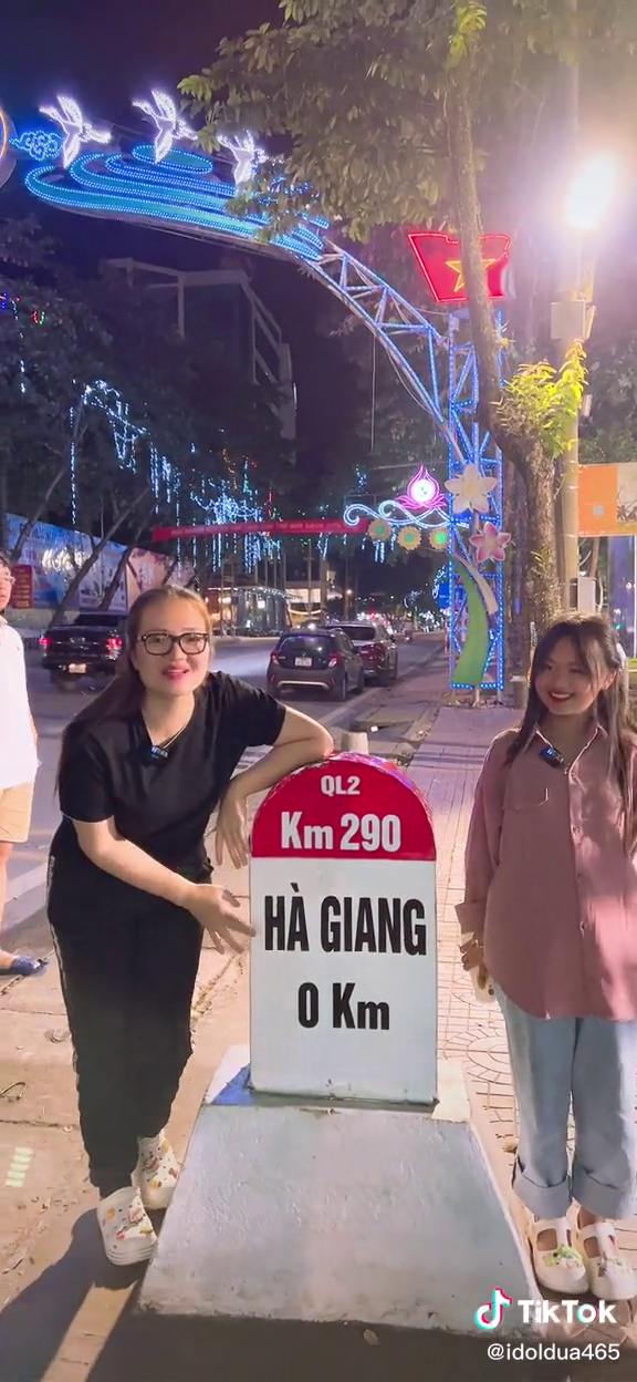 Phúng Phính Hà Giang về thăm nhà sau đổi đời: Mang cả gạo về cho mẹ 