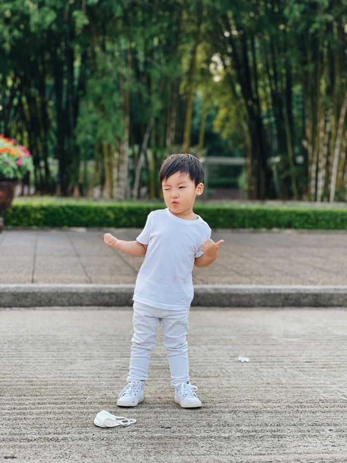 Quý tử nhà Hòa Minzy lên 3: Bảnh bao như soái ca, là chỗ dựa của mẹ