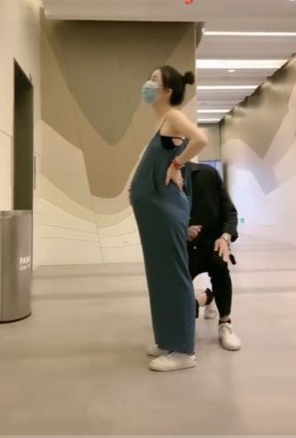 Thương vợ bầu, chồng quỳ gối để vợ ngồi đỡ mỏi chân lúc chờ thang máy