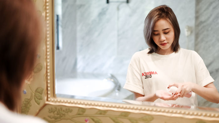 Rửa mặt đúng cách giúp da sáng khỏe: Dùng nước ấm, massage vùng chữ T