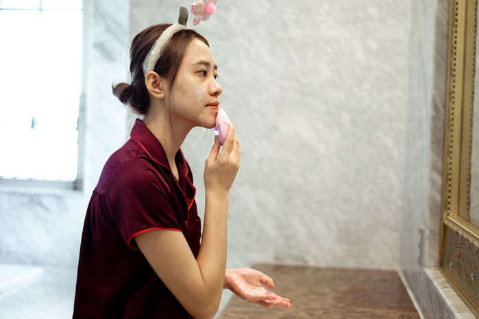 Rửa mặt đúng cách giúp da sáng khỏe: Dùng nước ấm, massage vùng chữ T