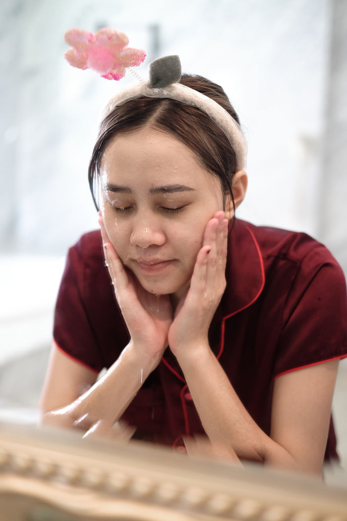 Rửa mặt đúng cách giúp da sáng khỏe: Dùng nước ấm, massage vùng chữ T