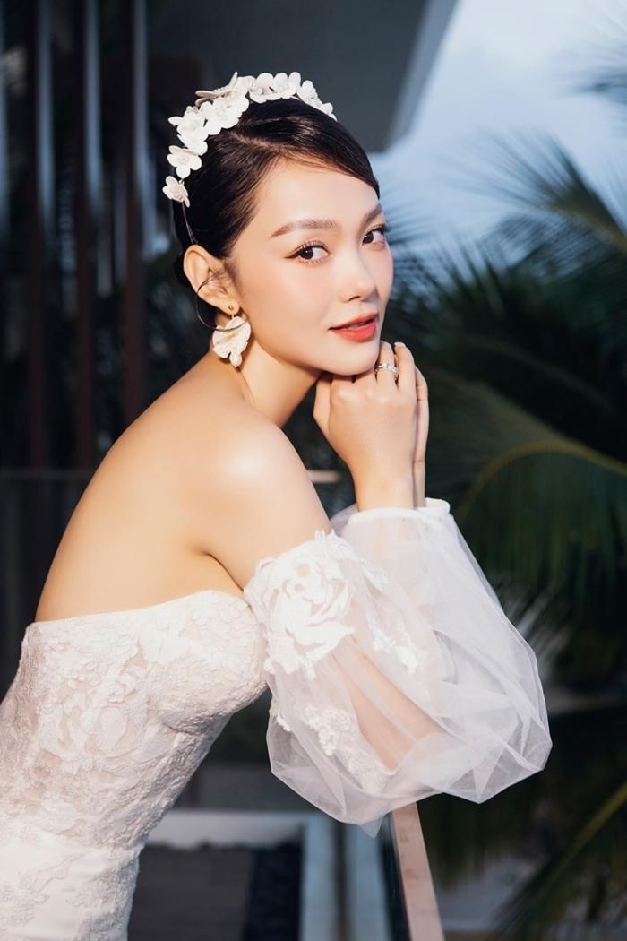 Sao Vbiz giàu sụ từng sống cơ cực, nghèo khó: Hòa Minzy nỗ lực