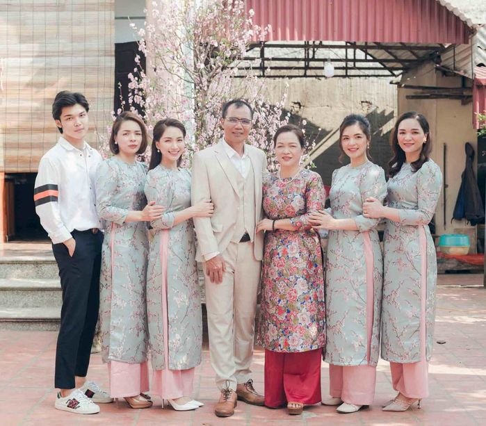 Sao Vbiz giàu sụ từng sống cơ cực, nghèo khó: Hòa Minzy nỗ lực