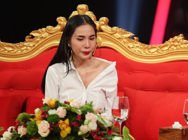 Sao Vbiz giàu sụ từng sống cơ cực, nghèo khó: Hòa Minzy nỗ lực