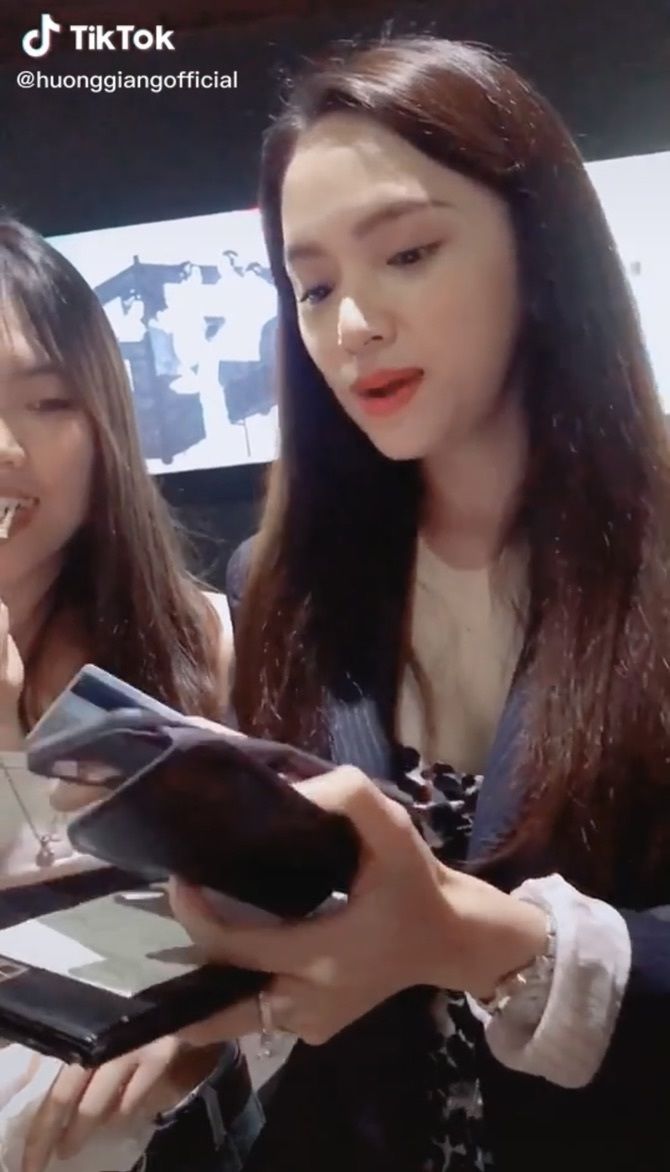 Sao Việt cưng fan hết mực: Bảo Thy tặng cả móng giả khi fan xin