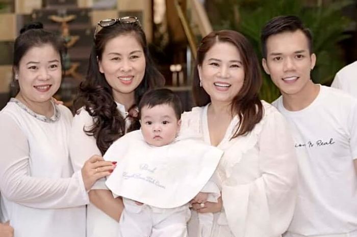 Sao Việt khoe ảnh với con trai Đàm Vĩnh Hưng, visual bé sáng bừng