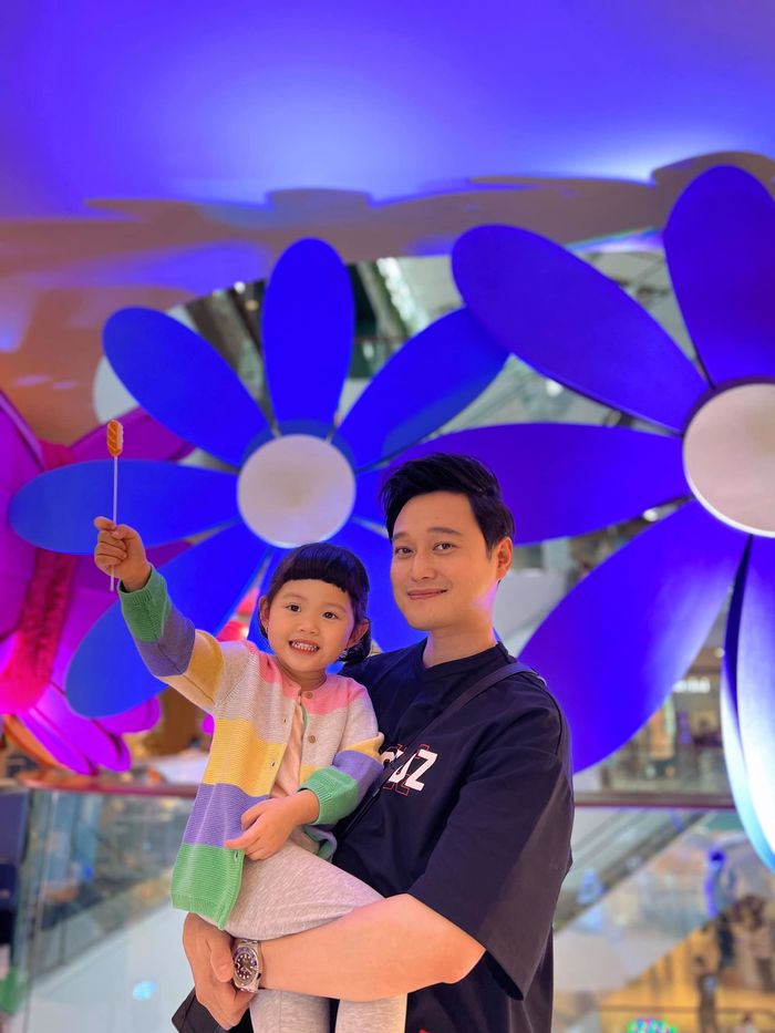 Sao Việt nhận cháu ruột làm con, cưng như trứng mỏng