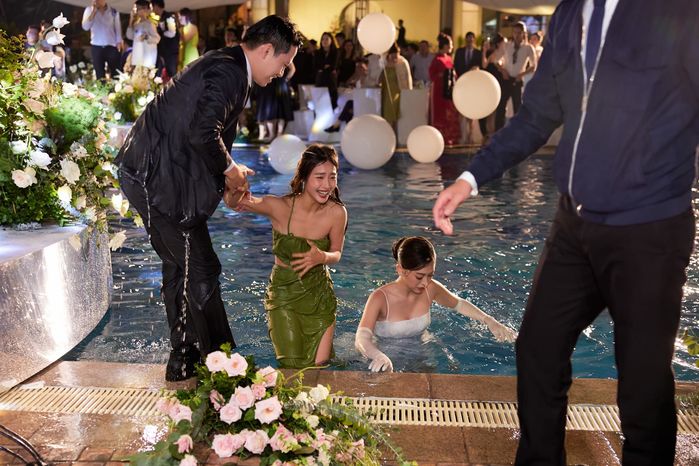Sao Việt tắm nước hồ bơi khi đi ăn cưới: Khả Ngân đâu kém Diệu Nhi