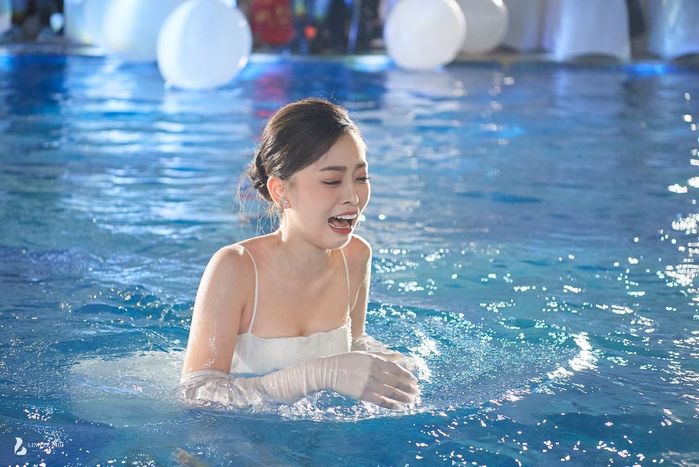 Sao Việt tắm nước hồ bơi khi đi ăn cưới: Khả Ngân đâu kém Diệu Nhi