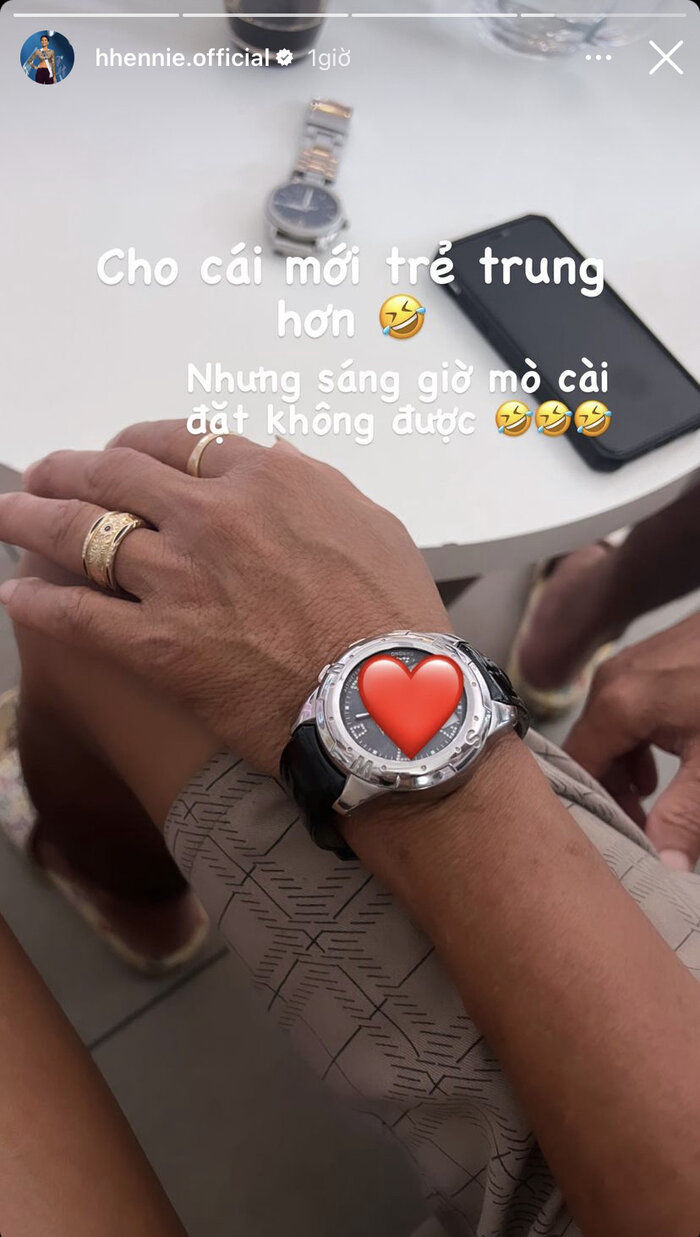 Sao Việt hiếu thảo tặng quà bố mẹ: H'Hen Niê mua hẳn vàng từ Dubai