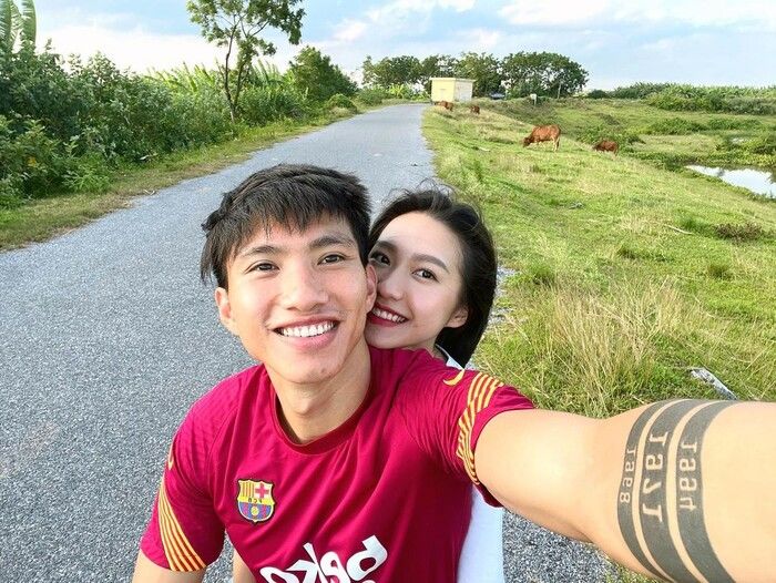 Văn Hậu đưa Doãn Hải My đi xem đá banh: từ ngày công khai khoẻ hẳn