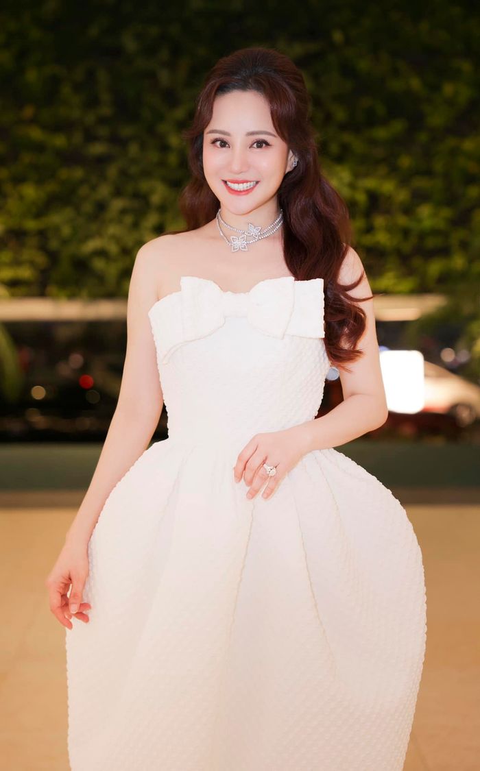 Số hưởng như Vy Oanh: Hai con xếp hoa tặng, ông xã tặng kim cương