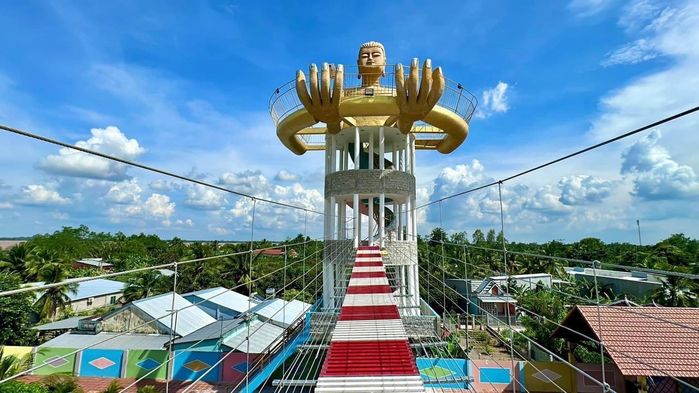 Ngỡ ngàng với loạt phiên bản Cầu Vàng fake xuất hiện khắp nơi
