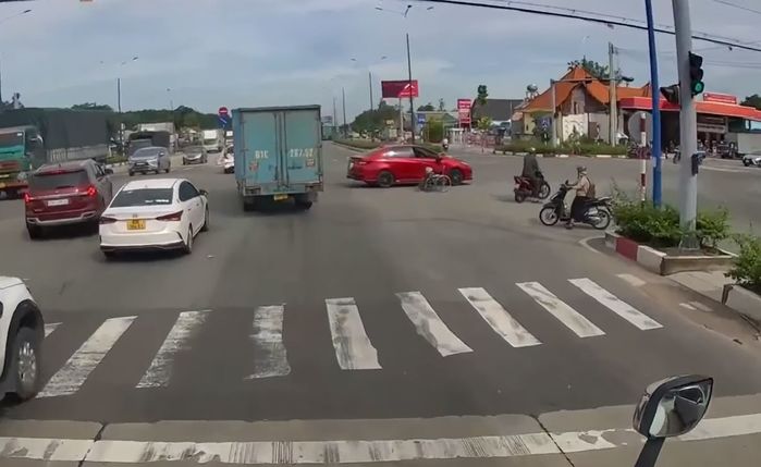 Tài xế ô tô “dìu” người đi xe lăn sang đường: Lòng tốt luôn hiện hữu