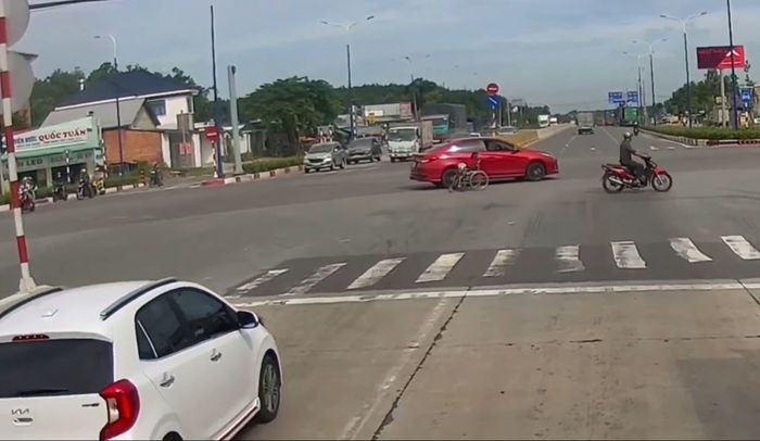 Tài xế ô tô “dìu” người đi xe lăn sang đường: Lòng tốt luôn hiện hữu