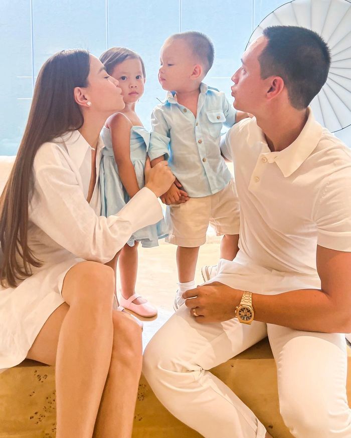 Khoảnh khắc chị em Lisa - Leon ôm nhau khi về Việt Nam