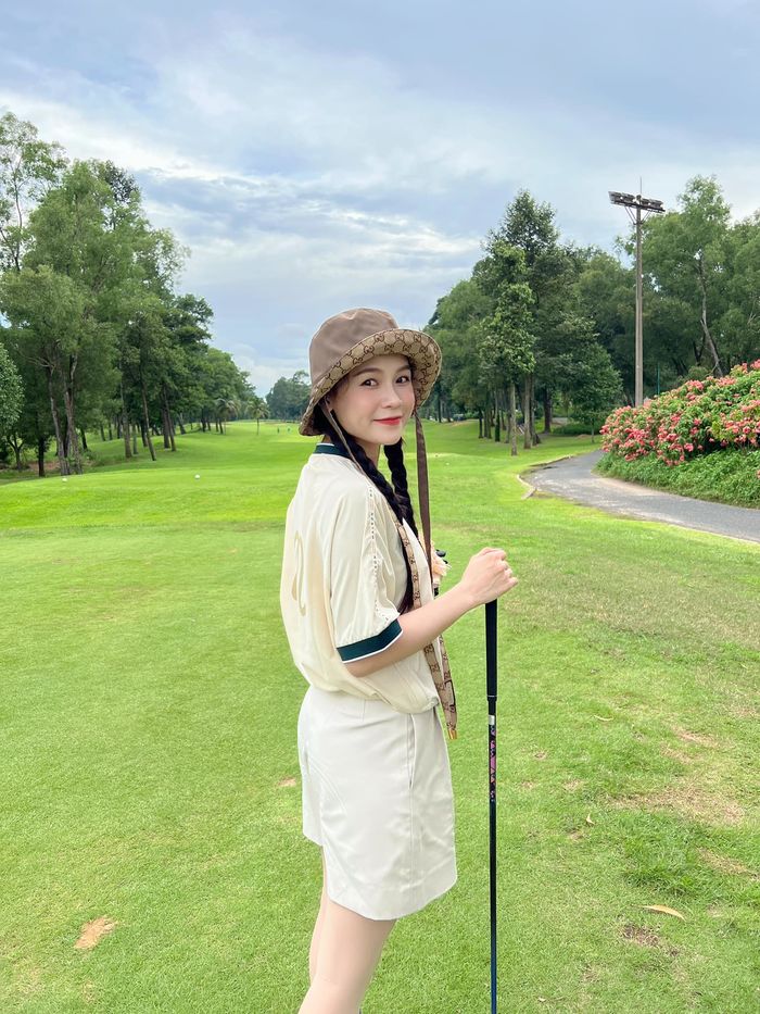 Thời trang đi chơi golf biến hóa đa dạng của MC Sam