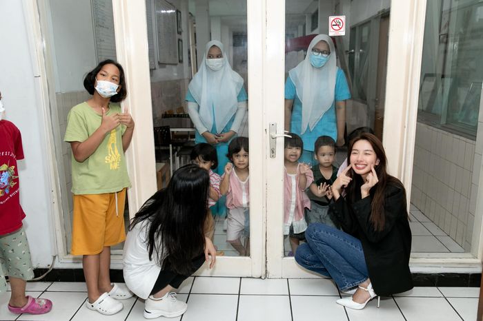 Hết nhiệm kỳ hoa hậu, Thùy Tiên vẫn ở lại Indonesia đi làm từ thiện