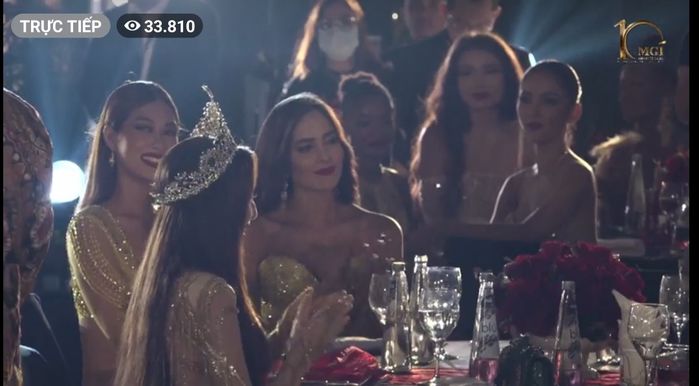 Thuỳ Tiên - Thiên Ân ngồi cạnh nhau trong đêm tiệc ở Miss Grand