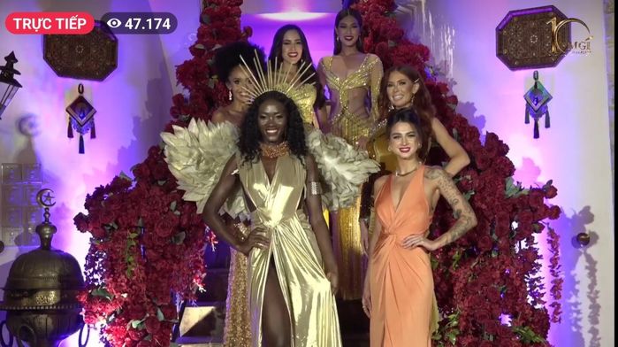 Thuỳ Tiên - Thiên Ân ngồi cạnh nhau trong đêm tiệc ở Miss Grand