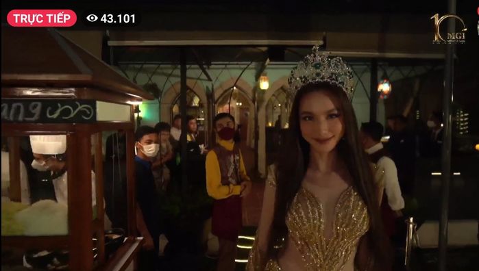 Thuỳ Tiên - Thiên Ân ngồi cạnh nhau trong đêm tiệc ở Miss Grand
