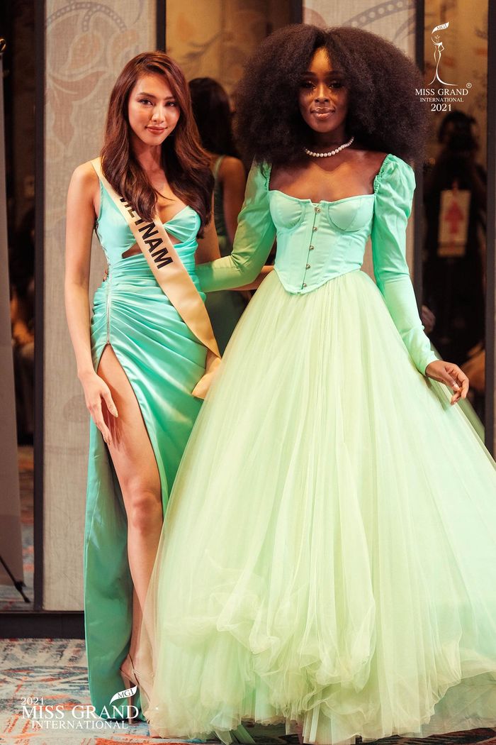 Thùy Tiên trao sash cho dàn thí sinh Miss Grand International 2022