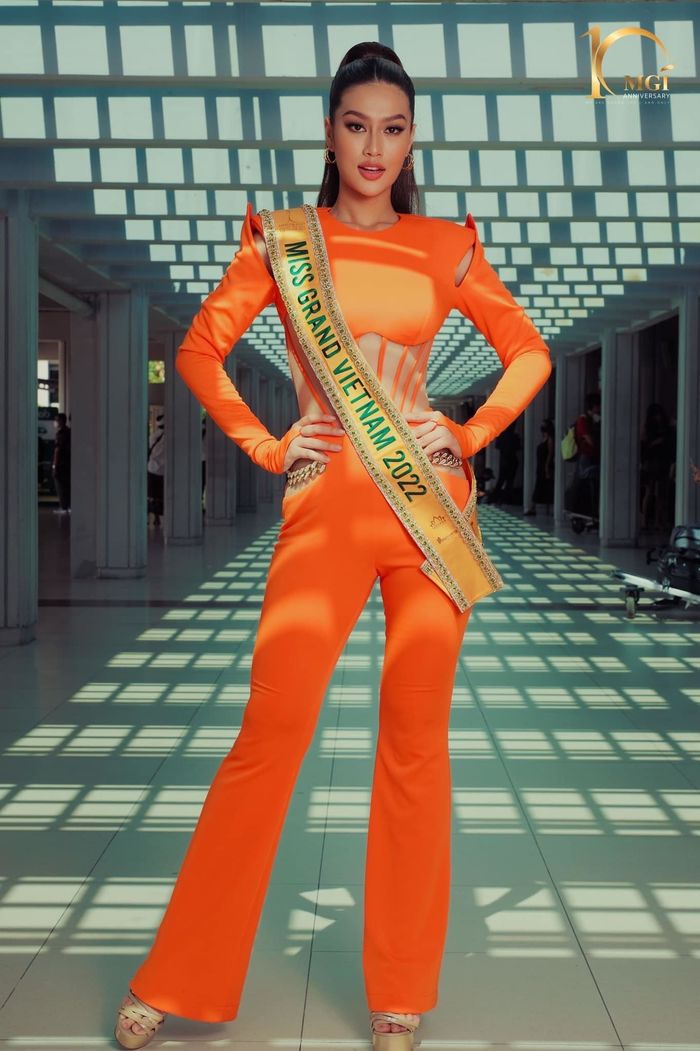 Thùy Tiên trao sash cho dàn thí sinh Miss Grand International 2022