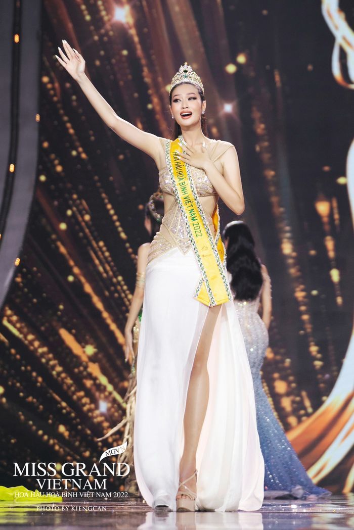Thùy Tiên trao sash cho dàn thí sinh Miss Grand International 2022