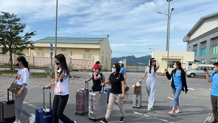 Thùy Tiên và dàn Hoa, Á hậu không ngủ ra miền Trung hỗ trợ sau bão