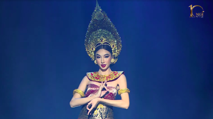 Đại diện Việt Nam diện trang phục truyền thống Bali: Thùy Tiên quá đẹp