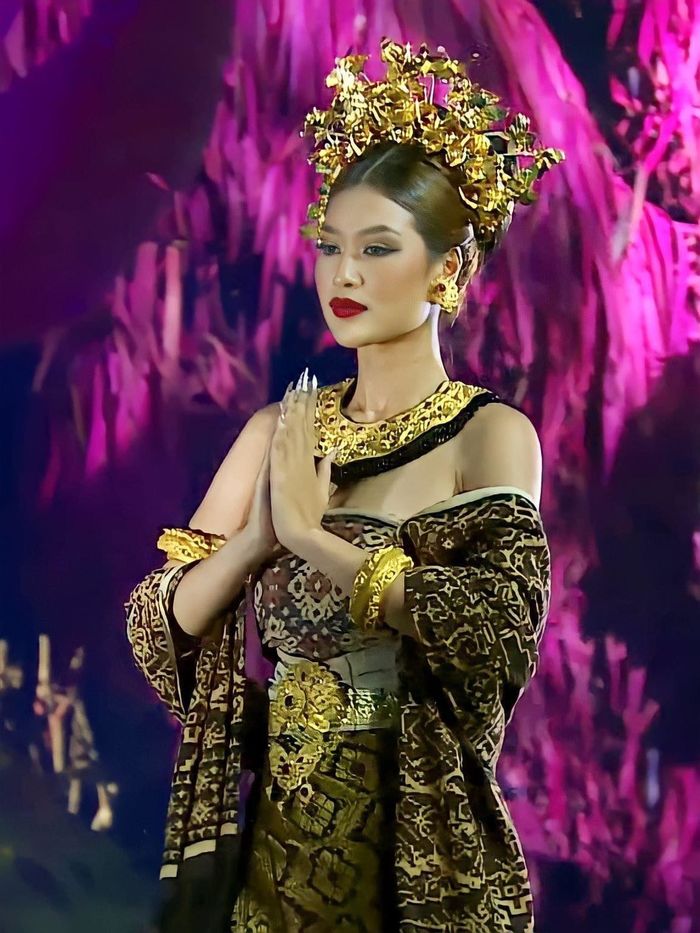 Đại diện Việt Nam diện trang phục truyền thống Bali: Thùy Tiên quá đẹp