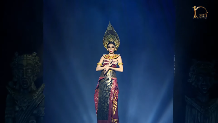 Đại diện Việt Nam diện trang phục truyền thống Bali: Thùy Tiên quá đẹp