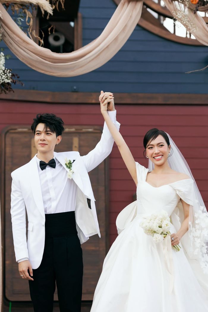 Tiệc bể bơi trong đám cưới sao Việt: Diệu Nhi thu phí thủ phạm 500k