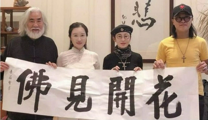 Tinh nữ lang Trương Mẫn: 54 tuổi trẻ đẹp, cưng chồng kém 10 tuổi